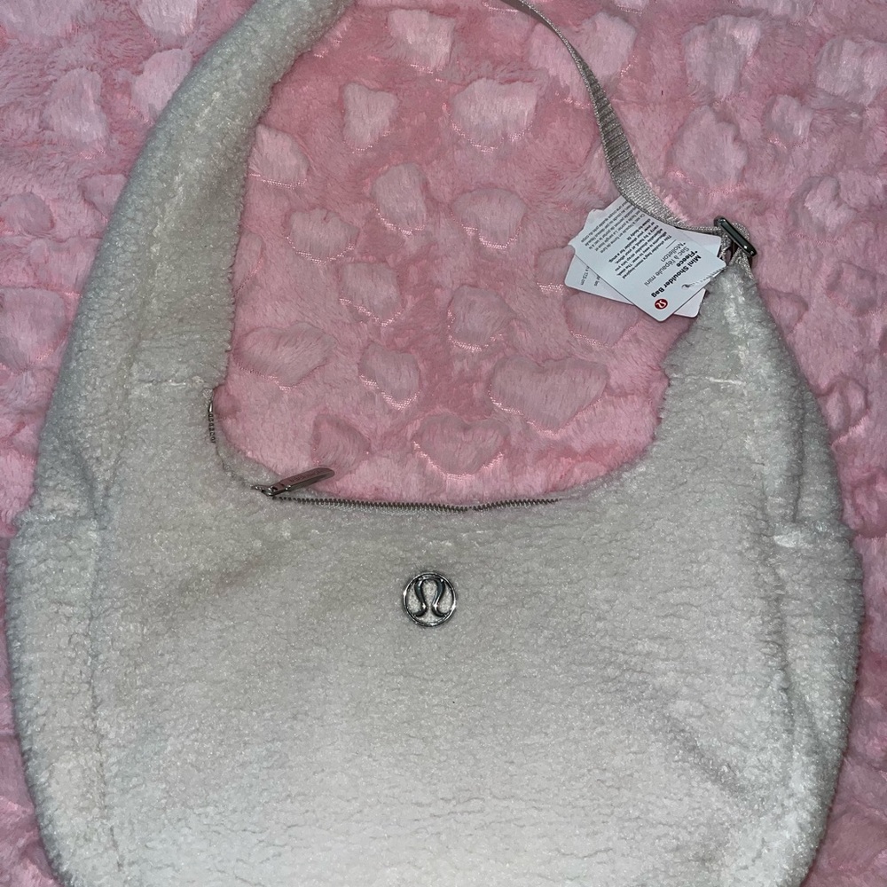Lululemon adjustable sherpa shoulder bag